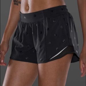 *2 pairs* Lululemon hotty hot LR short 4” lined